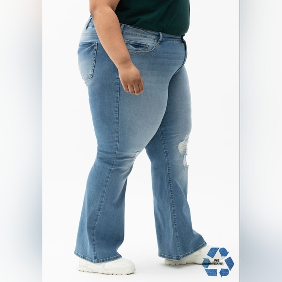 ⭐️HOST PICK⭐️ Plus Size Low Rise Destroyed Flare Jeans 18+ GBC Warehouse One - Picture 2 of 6
